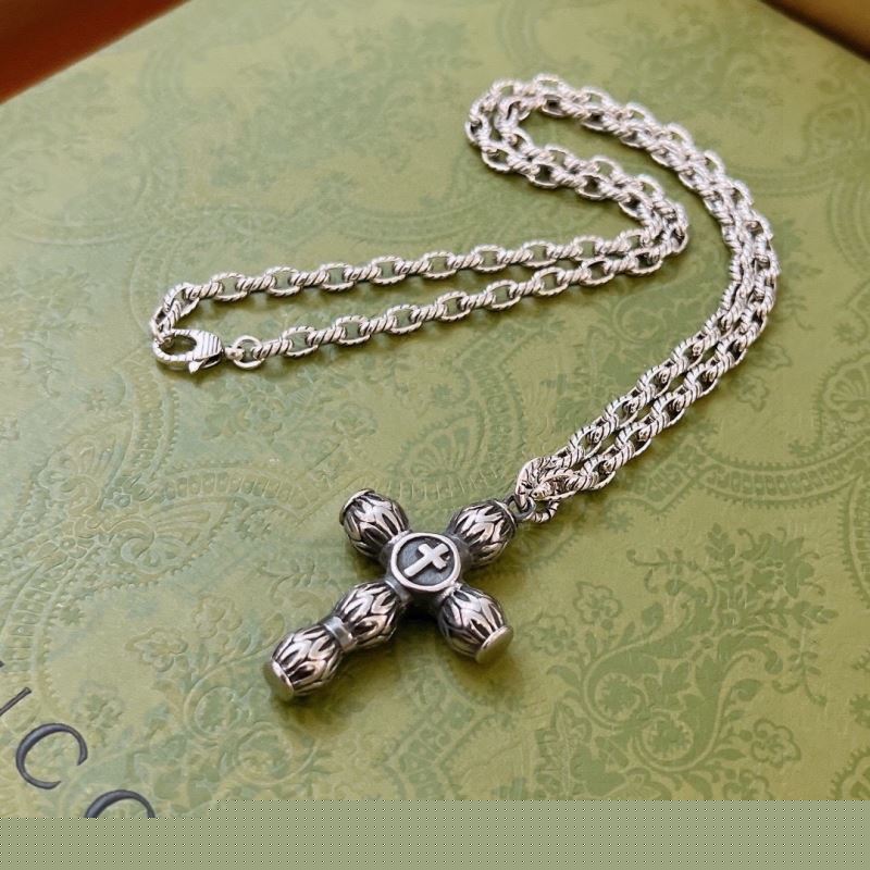 G*u*i necklaces